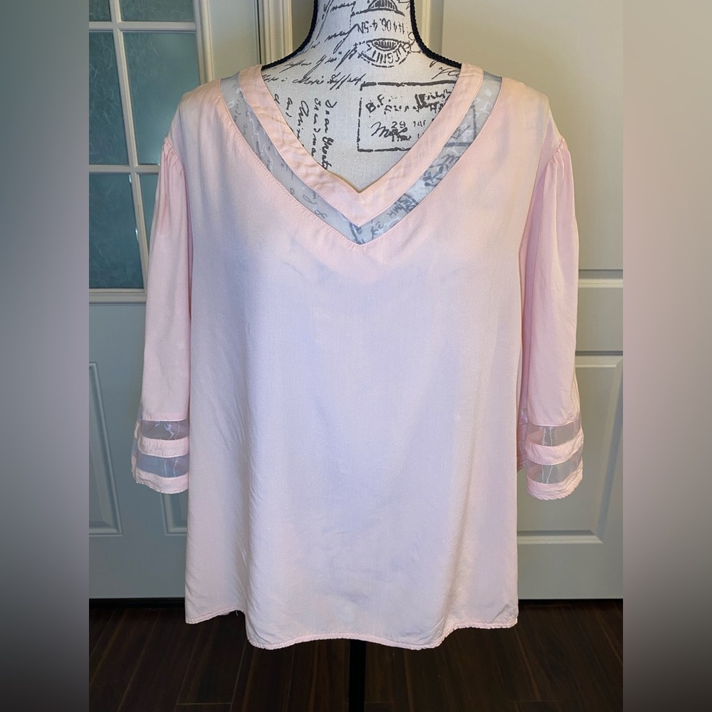 The‎ Pyramid Collection Light Peach V-Neck Women's Top - Size 1X G